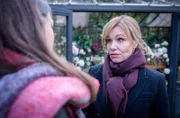 Katja (Isabell Stern, r. mit Katharina Scheuba, l.) hofft, dass die Entscheidung der Anteilseigner zu ihren Gunsten ausfallen wird.