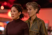 Eve (Sandra Oh, l.) hat ihren eigenen Verdacht, wer hinter dem Attentat in Polen steckt. Als sie sich entschließt, Dasha (Harriet Walter, r.) persönlich damit zu konfrontieren, begibt sie sich jedoch in große Gefahr.