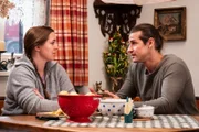 Sophia (Patricia Freund) und Julian (Sandro Kirtzel) wollen endlich klären, wie es für sie als Paar und auch als Familie weitergeht.
