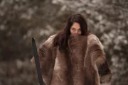 Sara hält sich warm.