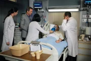 "Dr. House", "Letzter Akt: Reichenbachfall." Der drogenabhängie Oliver kommt ins Krankenhaus. Vor zwei Wochen hatte er einen Autounfall und nimmt seit dem Schmerzmittel ein. Doch House entdeckt Hämatome rund um den Bauchnabel, die nicht zu den anderen Symptomen passen. Überhaupt kommt House sehr ins grübeln über sein Leben. Er möchte seine Zukunft neu gestalten.Im Bild (v.li.): Odette Annable (Dr. Jessica Adams), Hugh Laurie (Dr. Gregory House), Charlyne Yi (Dr. Chi Park), James LeGros (Oliver), Peter Jacobson (Dr. Chris Taub).