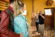Yvonne (Tanja Lanäus, h.l., mit Jo Weil, v.l. und Laura Osswald, v.r.) macht sich über Eriks (Sven Waasner, h.M., mit Pablo Sprungala, h.r.) Eifersucht lustig.