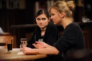 Caro braucht einen zweiten Job. Von links: Nina Kreutzer (Andrea Schmitt) und Caroline Ertl (Teresa Rizos).