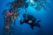 Die Lagune von Chuuk: Unterwasserarchäologe Florian Huber und sein Team untersuchen, wie weit fortgeschritten der Zerfall der alten Flugzeuge und Schiffswracks ist, um die Gefahr einschätzen, die hier auf die Umwelt zurollt.