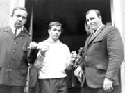 Justizbeamte begleiten Jürgen Bartsch am 22. Juni 1966 aus der Polizeistation in Mettmann.