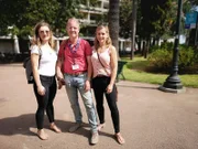 Montevideo in Uruguay. Die Passagierinnen Christine Spindler (links) und Lisa Forster machen mit ihrem Guide Matias einen Stadttour durch Montevideo.
