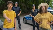 Tarun und Matilda (rechts) stoppen gemeinsam mit der Polizei das verdächtige Auto