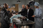 Adrian Monk (Tony Shalhoub, 2.v.r.)