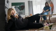 Die Hauptkommissarin und eine Frau sitzen gefesselt in einem Wohnzimmer, v.li.: Katharina Böhm als Vera Lanz, Süheyla Ünlü als Alina Aziz