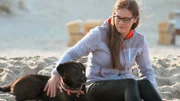 Morgenritual vor dem Dienst: Assistenzärztin Lara Welz genießt den frühen Strandspaziergang auf Sylt mit ihrem Hund Lia.
