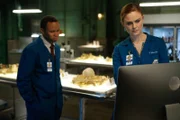 Clark Edison (Eugene Byrd, l.); Temperance Brennan (Emily Deschanel, r.)