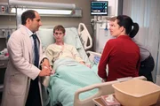 L-R: Taub (Peter Jacobson), Teenager Ben (Harrison Thomas) und Janey (Lisa Lackey)