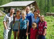 SRF bi de Lüt Wunderland Staffel 3, Episode 9 Auf der Alp Schirrboden: Nik Hartmann (l.) mit der Älplerfamilie Sandra und Heinz Feuz und ihren vier Töchtern