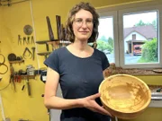 Die Holzkünstlerin Sabine Schüller mit einer von ihr gefertigten Schale.