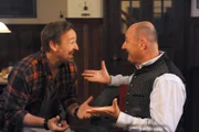 Gregor (Holger Matthias Wilhelm, links) und Hubert (Bernhard Ulrich, rechts) freuen sich auf Huberts Duell mit Fasnachtspoet Peter Kuhn.