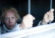 Maria Wern (Eva Röse) ist von ihren misstrauischen Kameradinnen in den Keller gesperrt worden.