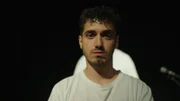 ÑTot sind wir erst, wenn man uns vergisst.ì Dieses Zitat ihres getˆteten Freundes haben Serkan (Bild) und seine Mitstreiter*innen zum Titel ihres Gedenk ñ und Erinnerungsraums auf der Theaterb¸hne von Kampnagel gemacht.