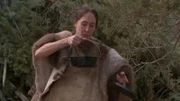 Sara hält den Topf.