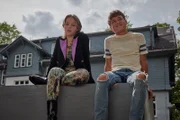 Julia (Jules de Groote, li.) erzählt Colin (Johannes Degen, re.) von ihrem Problemen beim Casting.