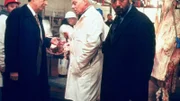 Die Detectives Briscoe (Jerry Orbach, li.) und Green (Jesse L. Martin, re.) ermitteln im Mordfall eines erstochenen Tierschützers, der verunreinigtem Fleisch in Hamburgern auf der Spur war, die zu der Firma "Elite-Fleischwaren" führte. Dort sprechen sie mit dem Eigentümer des Betriebes, Arthur King (Jesse Doran).