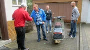 Ob Otto (2.v.li.) den alten Heinkel Roller verkaufen wird? Christina und Toni (re.) sind gespannt..