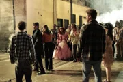 Können Castle (Nathan Fillion, 2.v.l.) und Beckett (Stana Katic, 3.v.l.) den "Zombies" entkommen?