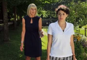 Charlotte (Mona Seefried, l.) verliert die Nerven, als Pauline (Liza Tzschirner, r.) sie mit ihrem Verdacht konfrontiert, ihr Vater habe Paulines Großvater getötet.