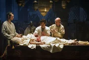 Unter Mithilfe seines Meisters Ibn Sina (Ben Kingsley, rechts) und seinem Mitstudenten Mirdin (Michael Marcus, links) führt Rob (Tom Payne, Mitte) bei dem erkrankten Schah (Oliver Martinez) eine Blinddarmoperation durch.