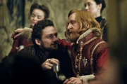 King James (Tony Curran, re.)
