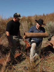 L-R: Jesse Dodson und Josh Gates untersuchen mögliche Artefakte des Dodson-Lagers.