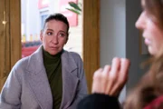 Ute (Isabell Hertel, l.) überlegt, wie sie unbemerkt von Patrizia Zugang zu Benedikt bekommt. Rechts Britta (Tabea Heynig)