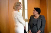 Premierministerin Rachel Anderson (Rachel Griffiths) und Alex Irving (Deborah Mailman).