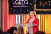 Jayne Atkinson (Della Bedford).