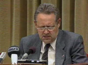 Am Abend des 9. November 1989 verlas das Politbüromitglied Günter Schabowski (Foto) auf einer Pressekonferenz, die live im DDR-Fernsehen übertragen wurde, die Nachricht über eine neue Reiseregelung, die von je zwei hohen Offizieren des Innenministeriums und der Staatssicherheit formuliert worden war. Mit diesen Sätzen sicherte er sich einen Platz in der Geschichtsschreibung: "Privatreisen nach dem Ausland können ohne Vorliegen von Voraussetzungen beantragt werden. Die Genehmigungen werden kurzfristig erteilt. Ständige Ausreisen können über alle Grenzübergangsstellen der DDR zur BRD erfolgen." Einmal live den Medien der ganzen Welt verkündet, führten diese Sätze, die Tausende Berliner veranlassten, zu den Grenzübergangsstellen zu ziehen und massiv deren Öffnung zu verlangen, bereits am selben Abend zur Maueröffnung.