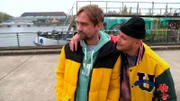 Schmidti bemüht sich, nicht den Kopf hängen zu lassen, doch nachdem Franzi sich nach Freiburg verabschiedet hat, plagt ihn die Sehnsucht nach ihr. Weder Krätze noch Udo können ihn aufmuntern. Erst ein Anruf von Franzi bringt die Wende.
