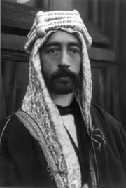 Faisal I. Sohn des Sherifen von Mekka. Er führte die arabische Revolte gegen die Osmanen an. Die Briten versprachen ihm und seiner Familie ein arabisches Königreich im Falle eines Sieges.