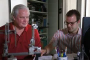 Dr. Theodore Berger, Ph.D., David Packard Chair of Engineering und Direktor des Center for Neural Engineering and Neuroscience an der University of Southern California, prüft Daten mit einem Laborassistenten.