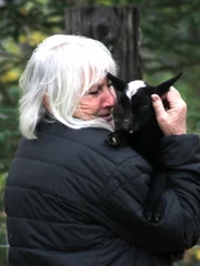 Fanny Bilodeau hält eine Ziege.