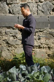 Bereits in Karlsruhe setzte Peter Fridén auf einen eigenen Küchengarten als zuverlässige Quelle von Kräutern, essbaren Blüten, Blumen, Obst und Gemüse, die mit ihrer erntefrischen Qualität begeistern.