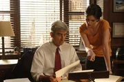L-R: Asst. D. A. Jack McCoy (Sam Waterston), Connie Rubriosa (Alana De La Garza) L-R: Asst. D. A. Jack McCoy (Sam Waterston), Connie Rubriosa (Alana De La Garza)