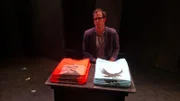 Jay Van Bavel, außerordentlicher Professor am Fachbereich Psychologie der New York University, sitzt mit seinen Hemden, die bei seiner Forschungsdemonstration verschiedene Teams repräsentieren.