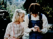 Elizabeth (Kami Cotler, r.) hat einen kleinen Vogel gefunden. Zusammen mit ihrer Freundin Aimée (Rachel Longaker, l.) beschließt sie, ihn wieder zurück ins Nest zu setzen.