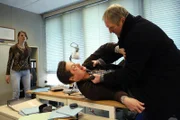 ARD/rbb TATORT: ABGRÜNDE, Moritz Eisner beschuldigt seinen Kollegen Markus Frey (Michael Dangl) der Manipulation an seinem Auto.