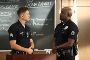 Bradford (Eric Winter, l.) muss sich an seine neue Position als Sergeant noch gewöhnen. Daher steht ihm Sergeant Grey (Richard T. Jones, r.) zur Seite.
