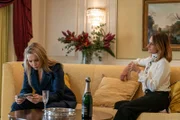Villanelle (Jodie Comer, l.) bekommt das, was sie wollte. Sie wird zum Wächter befördert. Als Hélène (Camille Cottin, r.) ihr erzählt, was ihre neuen Aufgaben sind, erwartet Villanelle jedoch eine herbe Enttäuschung.
