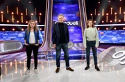 Moderator Jörg Pilawa (M.) mit den Kandidatinnen des Teams "Tatort": Der Schauspielerin Cornelia Gröschel (l.) und der Schauspielerin Karin Hanczews (r.).