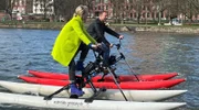 Anna Lena Dörr (vorne) und Tobi Kämmerer (hinten) auf dem Main mit Waterbikes.