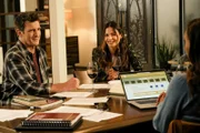 Nolan (Nathan Fillion, l.) macht zufällig Bekanntschaft mit der sympathischen Hundesitterin Bailey (Jenna Dewan, M.). Die beiden verabreden sich zu einem Date, doch statt eines romantischen Abendessens bei Kerzenschein, leistet sie Nolan und seiner Professorin Ryan (Toks Olagundoye, r.) zwischen Papieren und Gesetzestexten Gesellschaft.