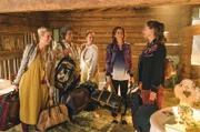 Sophie (Aglaia Szyszkowitz, re.) freut sich: Anne (Doris Schretzmayer, 2. V. re.) quartiert sich mit Ihrer Achtsam-Gruppe als Urlaubsgäste ein. Von links nach rechts: Toni (Susanne Rasper), Magda (Astrid Achtzehn) und Barbara (Anja Klindworth).