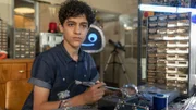 Tarun (Caspar) muss herausfinden, wer sich in sein System gehackt hat.